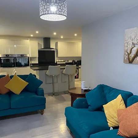 Modern 2 Bedroom Flat With Sky Tv & Free Parking